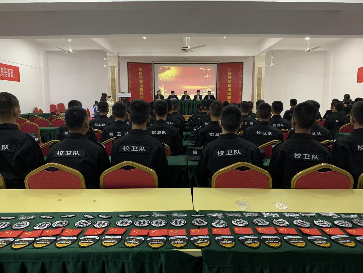 南昌向遠軌道技術(shù)學(xué)校樂化校區(qū)校衛(wèi)隊隆重舉行2019級新隊員入隊儀式