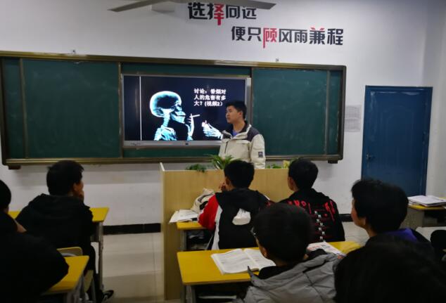 南昌向遠(yuǎn)軌道技術(shù)學(xué)校機(jī)車車輛工程系開展禁煙主題班會及承諾簽名活動(dòng)
