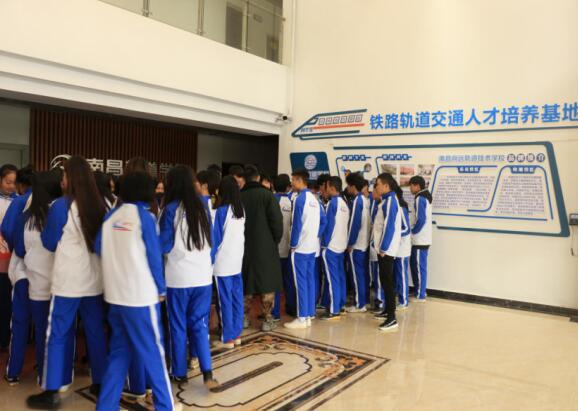 樂(lè)化校區(qū)“大手拉小手、文明一起走”文明創(chuàng)建大型簽名承諾活動(dòng)