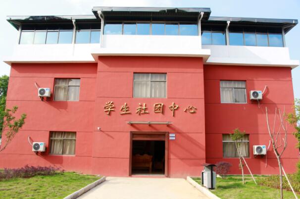 南昌向遠軌道技術(shù)學校樂化校區(qū)綠樹成蔭的校園環(huán)境