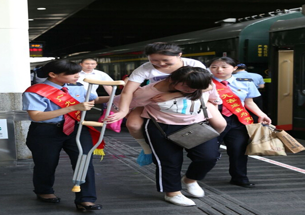 南昌向遠軌道技術學校學生參與深圳至烏魯木齊Z230旅客特快列車乘務工作