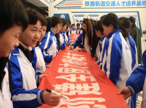 樂(lè)化校區(qū)“大手拉小手、文明一起走”文明創(chuàng)建大型簽名承諾活動(dòng)