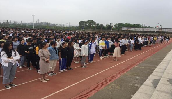 南昌向遠(yuǎn)軌道技術(shù)學(xué)校消防應(yīng)急疏散演練“提高災(zāi)害防治能力，構(gòu)筑生命安全防線”