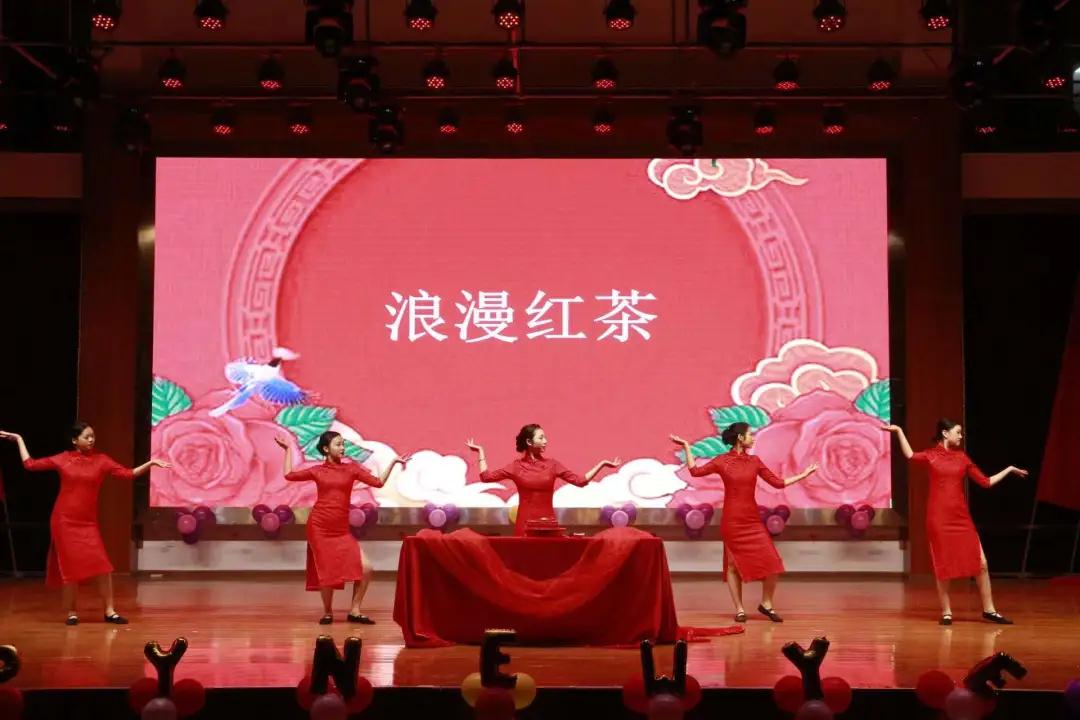南昌向遠(yuǎn)軌道技術(shù)學(xué)校隆重舉行2021年社團展演暨2022年元旦晚會
