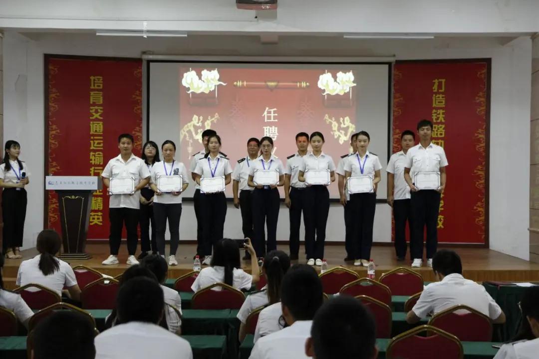 南昌向遠(yuǎn)軌道技術(shù)學(xué)校師徒結(jié)對(duì)薪火傳，青藍(lán)攜手促成長(zhǎng)