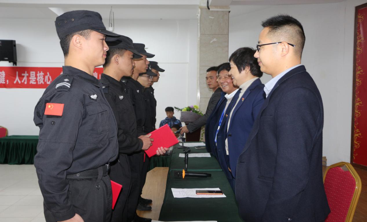 南昌向遠軌道技術(shù)學(xué)校樂化校區(qū)校衛(wèi)隊隆重舉行2019級新隊員入隊儀式