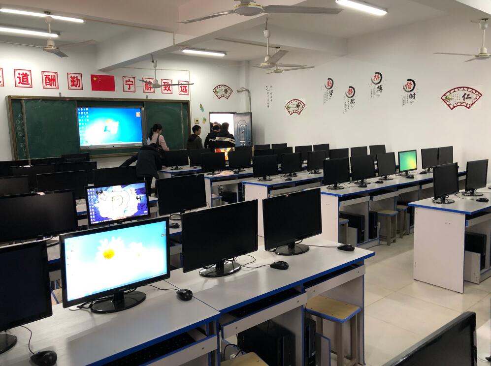 南昌向遠(yuǎn)軌道技術(shù)學(xué)校計算機(jī)多媒體機(jī)房