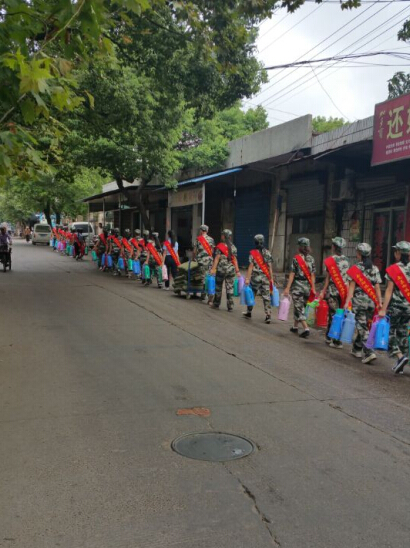 南昌向遠軌道技術(shù)學校青年志愿者協(xié)會為向塘鐵路老年頤養(yǎng)院老人送溫暖