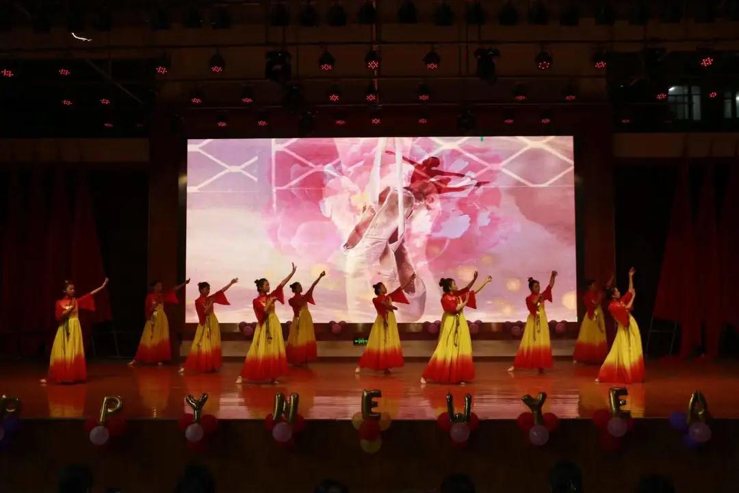 南昌向遠(yuǎn)軌道技術(shù)學(xué)校隆重舉行2021年社團展演暨2022年元旦晚會