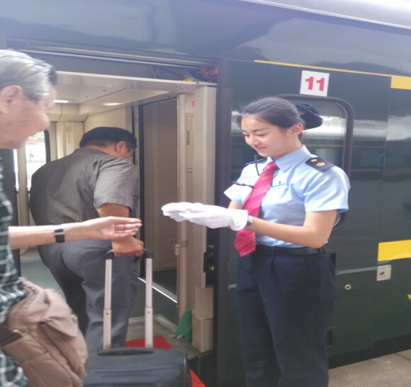 南昌向遠軌道技術學校學生參與深圳至烏魯木齊Z230旅客特快列車乘務工作