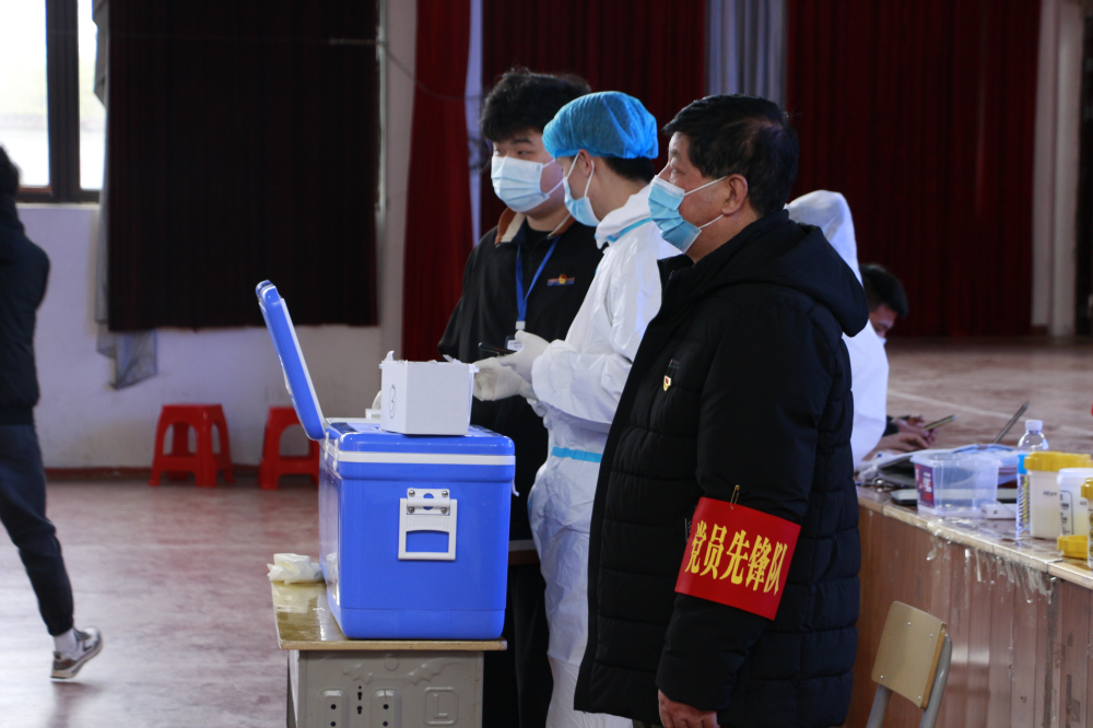 南昌向遠(yuǎn)軌道技術(shù)學(xué)校黨員志愿服務(wù)先鋒隊(duì)積極投身全員第三輪核酸檢測(cè)工作