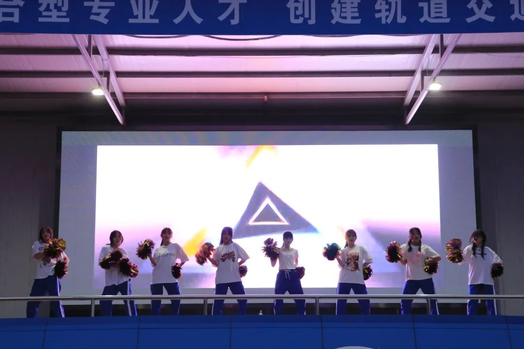 南昌向遠(yuǎn)軌道技術(shù)學(xué)校第四屆校園文化節(jié)開幕式圓滿結(jié)束