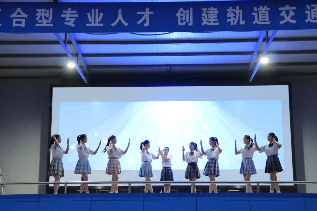 南昌向遠(yuǎn)軌道技術(shù)學(xué)校第四屆校園文化節(jié)開幕式圓滿結(jié)束