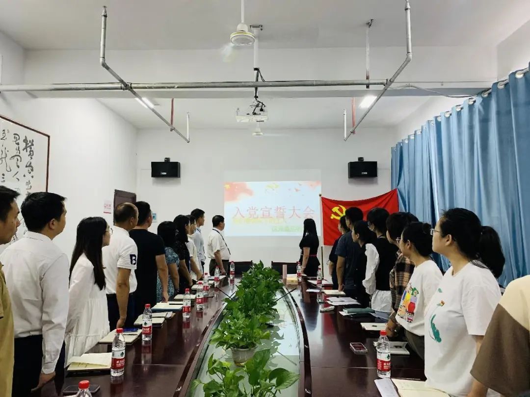 堅(jiān)守初心向未來(lái),喜迎黨的二十大|南昌向遠(yuǎn)軌道技術(shù)學(xué)校召開(kāi)黨員大會(huì)