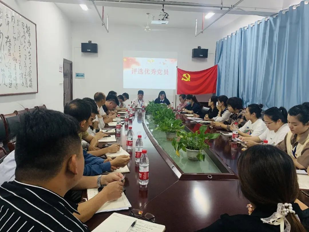 堅(jiān)守初心向未來(lái),喜迎黨的二十大|南昌向遠(yuǎn)軌道技術(shù)學(xué)校召開(kāi)黨員大會(huì)
