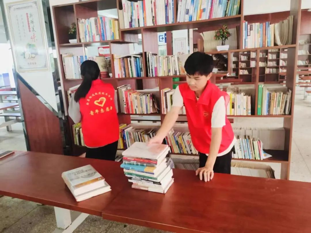 江西省贛江文化發(fā)展有限公司向南昌向遠(yuǎn)軌道技術(shù)學(xué)校師生捐贈圖書