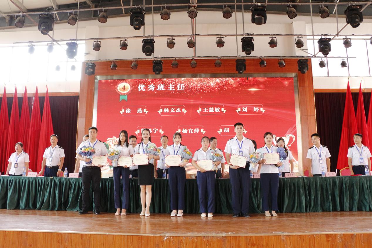 南昌向遠軌道技術(shù)學校召開2021-2022學年先進教師大會