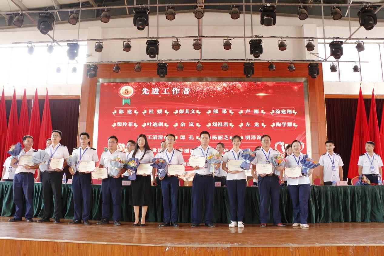 南昌向遠軌道技術(shù)學校召開2021-2022學年先進教師大會