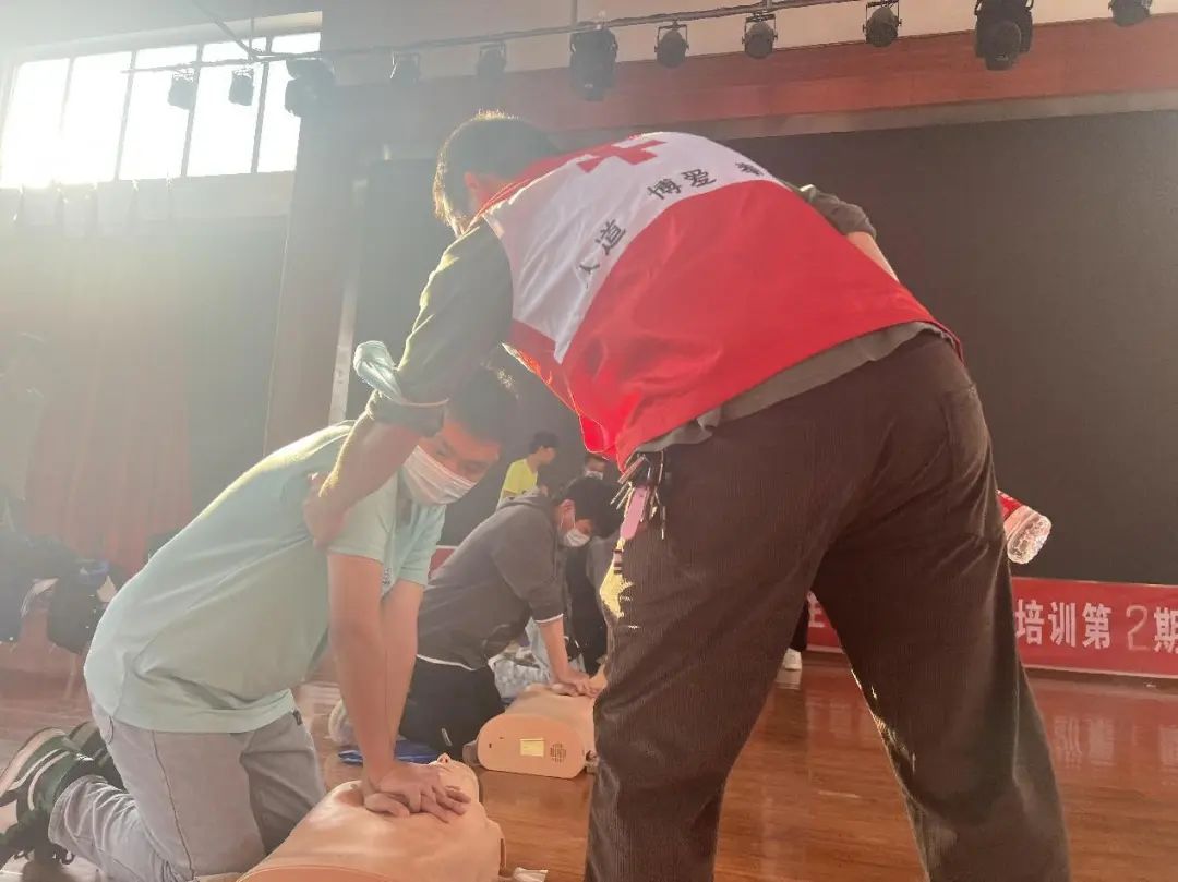敬畏生命，守護成長——南昌向遠軌道技術(shù)學(xué)校開展“紅十字會應(yīng)急救護技能培訓(xùn)”活動