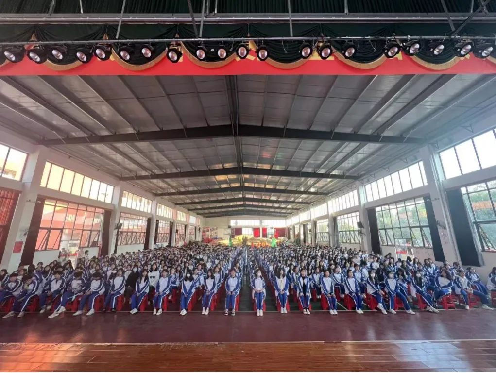 敬畏生命，守護成長——南昌向遠軌道技術(shù)學(xué)校開展“紅十字會應(yīng)急救護技能培訓(xùn)”活動