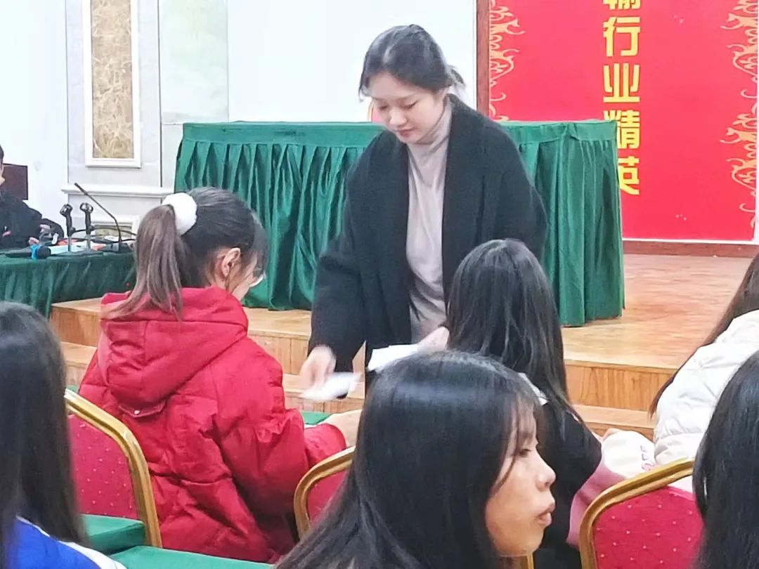 南昌向遠(yuǎn)軌道技術(shù)學(xué)?！拘睦斫】祱F(tuán)體輔導(dǎo)】直面挫折，珍惜當(dāng)下