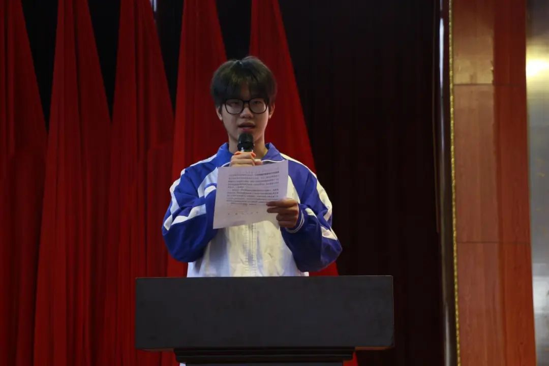 南昌向遠軌道技術(shù)學(xué)校紀(jì)念“一二·九”愛國運動暨新團員入團宣誓儀式
