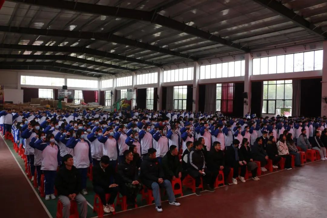 南昌向遠軌道技術(shù)學(xué)校紀(jì)念“一二·九”愛國運動暨新團員入團宣誓儀式