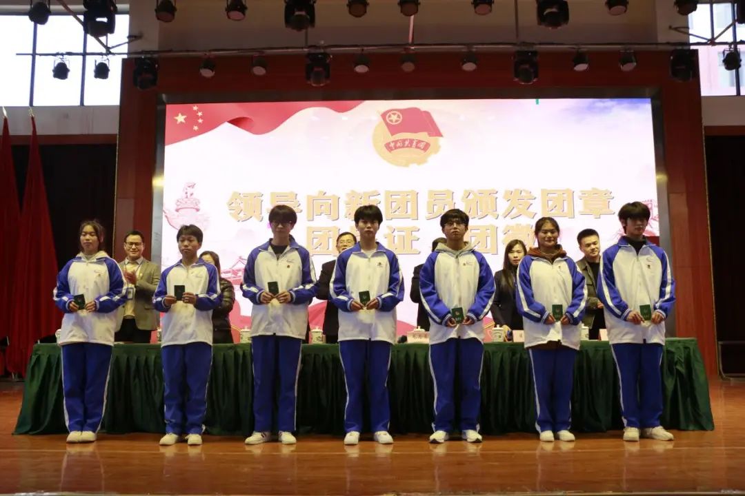 南昌向遠軌道技術(shù)學(xué)校紀(jì)念“一二·九”愛國運動暨新團員入團宣誓儀式