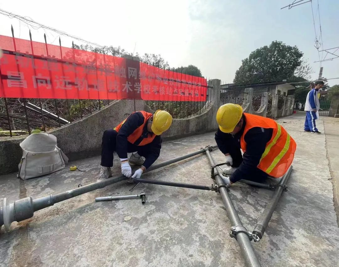 南昌向遠(yuǎn)軌道技術(shù)學(xué)校2022年“1+X”考證城市軌道交通接觸網(wǎng)維護(hù)技能等級(jí)證書考試圓滿完成
