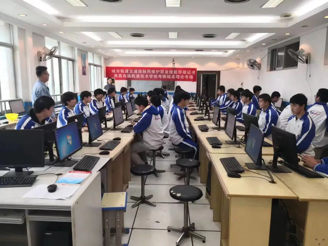 南昌向遠(yuǎn)軌道技術(shù)學(xué)校2022年“1+X”考證城市軌道交通接觸網(wǎng)維護(hù)技能等級(jí)證書考試圓滿完成