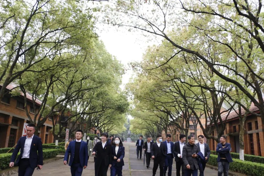 南昌向遠(yuǎn)軌道技術(shù)學(xué)校黨支部開展“緬懷革命先烈 傳承紅色基因”主題黨日活動