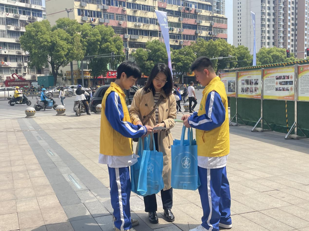 南昌向遠(yuǎn)軌道技術(shù)學(xué)校志愿者助力2023年省、市第16個“世界孤獨癥日”宣傳教育活動