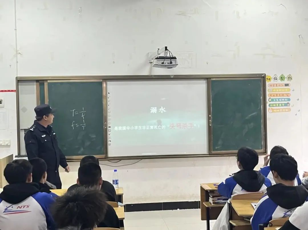 南昌向遠(yuǎn)軌道技術(shù)學(xué)校開展“安全教育進(jìn)校園，警校共筑安全墻”民警進(jìn)校園宣講活動(dòng)