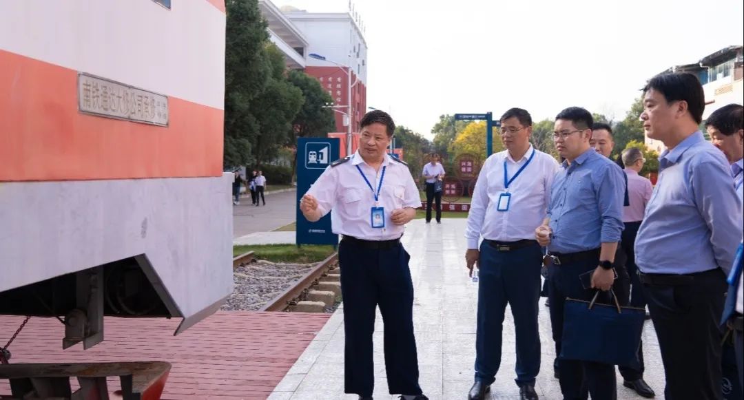 湖南省瀏陽市職業(yè)教育考察團(tuán)來南昌向遠(yuǎn)軌道技術(shù)學(xué)??疾旖涣? width=