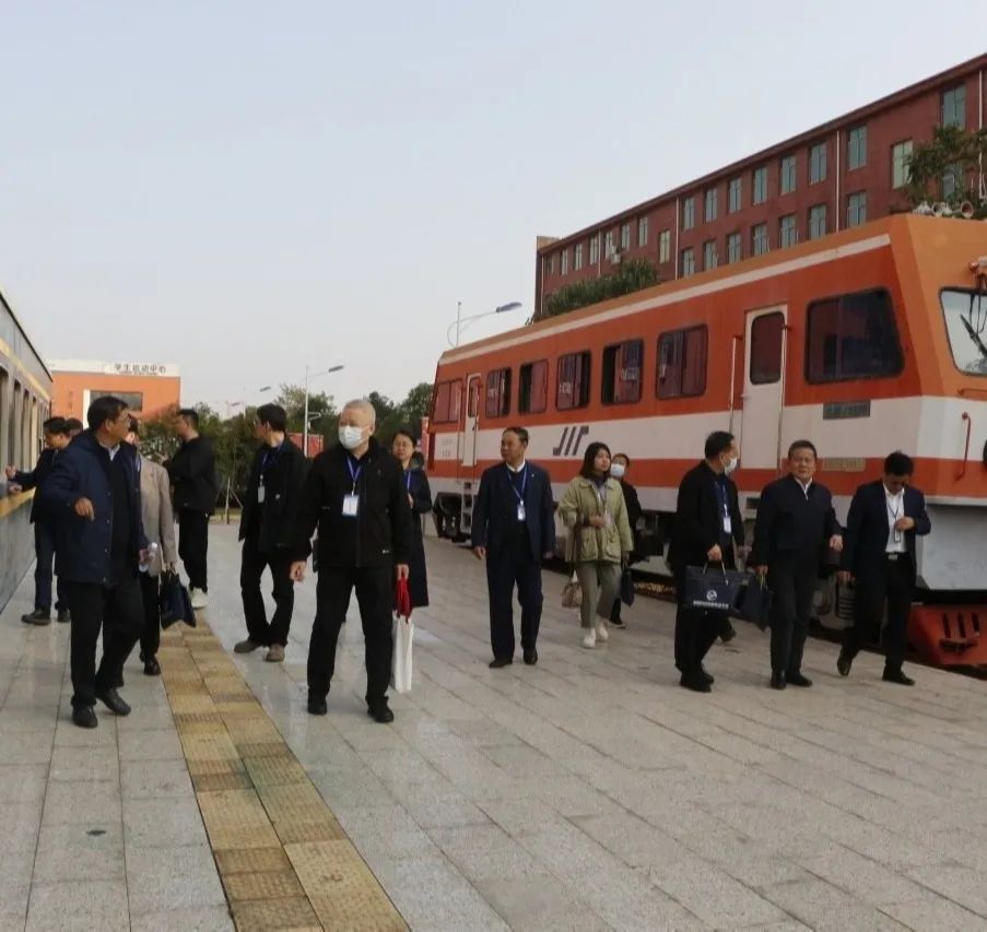 內(nèi)蒙古呼倫貝爾市職業(yè)教育校長能力提升研修班來南昌向遠軌道技術(shù)學(xué)校參觀交流