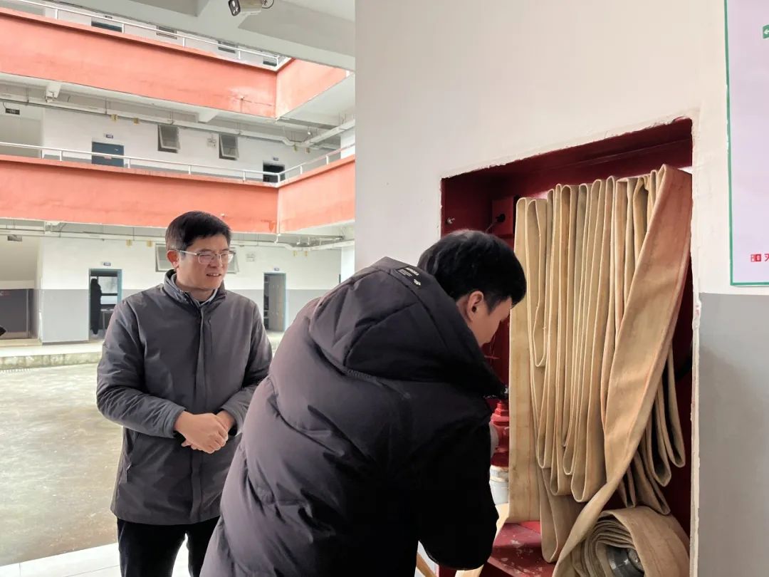 南昌市委教育工委副書記、市教育局副局長何永明蒞臨南昌向遠軌道技術學校檢查督導消防安全工作