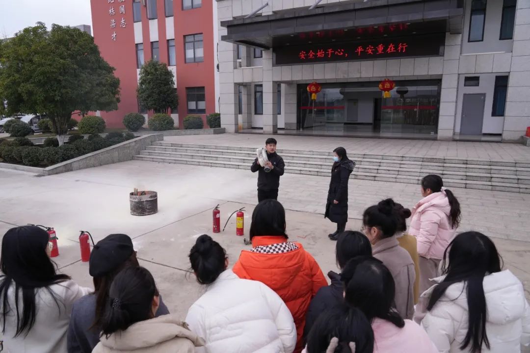 南昌向遠(yuǎn)軌道技術(shù)學(xué)校熱烈慶祝“三八”國際勞動?jì)D女節(jié)