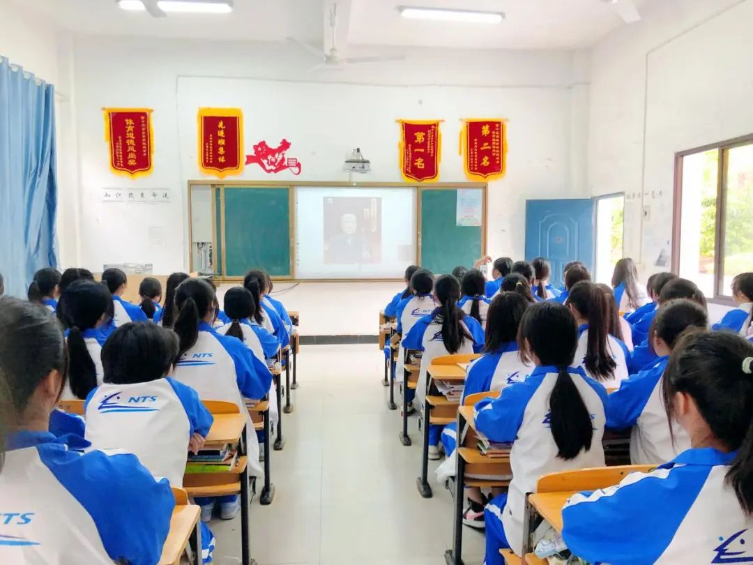 南昌向遠(yuǎn)軌道技術(shù)學(xué)校組織觀看《〈感動(dòng)中國〉2023年度人物盛典》