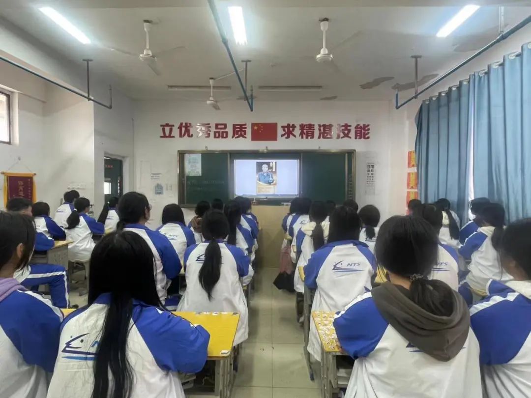 南昌向遠(yuǎn)軌道技術(shù)學(xué)校組織觀看《〈感動(dòng)中國〉2023年度人物盛典》