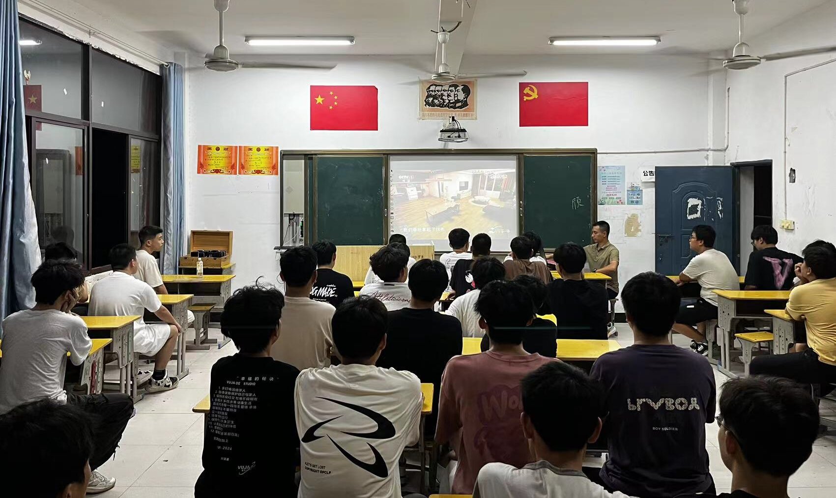 青春有為，未來可期|南昌向遠(yuǎn)軌道技術(shù)學(xué)校組織全體師生觀看《開學(xué)第一課》
