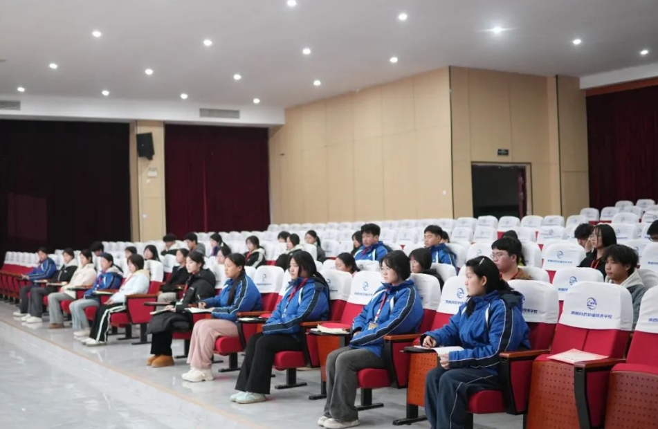 南昌向遠(yuǎn)軌道技術(shù)學(xué)校團(tuán)委學(xué)生會召開新學(xué)期第一次全體大會