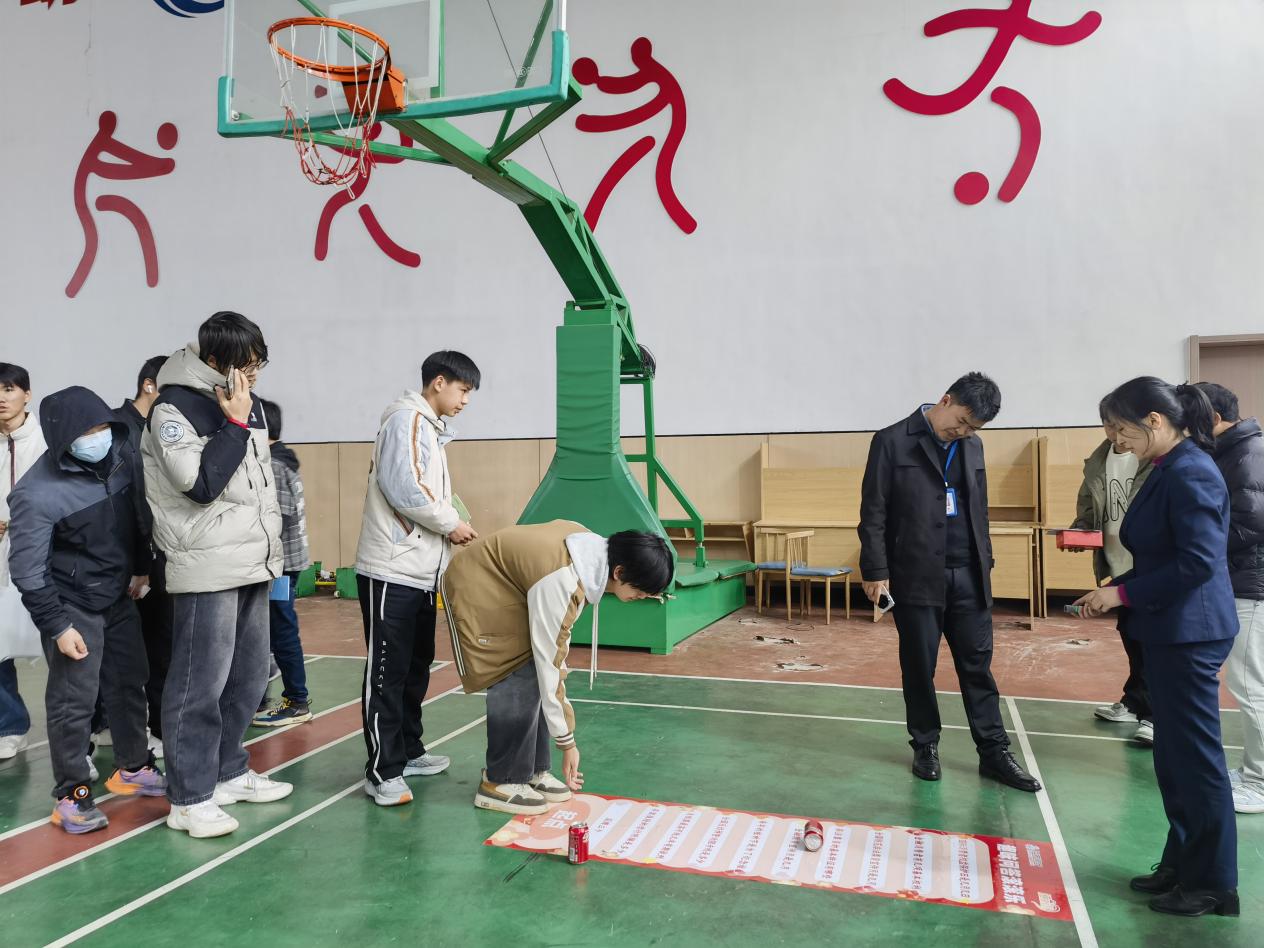 南昌向遠(yuǎn)軌道技術(shù)學(xué)校攜手江西銀行贛江新區(qū)分行成功舉辦“金融知識(shí)進(jìn)校園”游園會(huì)