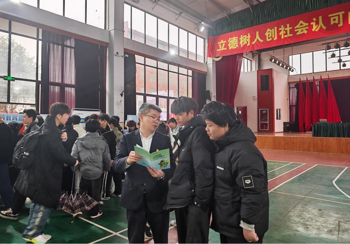 南昌向遠(yuǎn)軌道技術(shù)學(xué)校攜手江西銀行贛江新區(qū)分行成功舉辦“金融知識(shí)進(jìn)校園”游園會(huì)