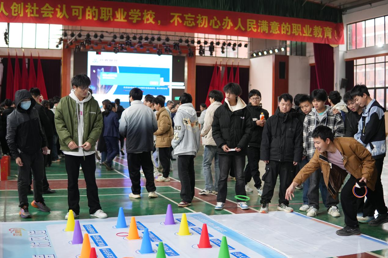 南昌向遠(yuǎn)軌道技術(shù)學(xué)校攜手江西銀行贛江新區(qū)分行成功舉辦“金融知識(shí)進(jìn)校園”游園會(huì)