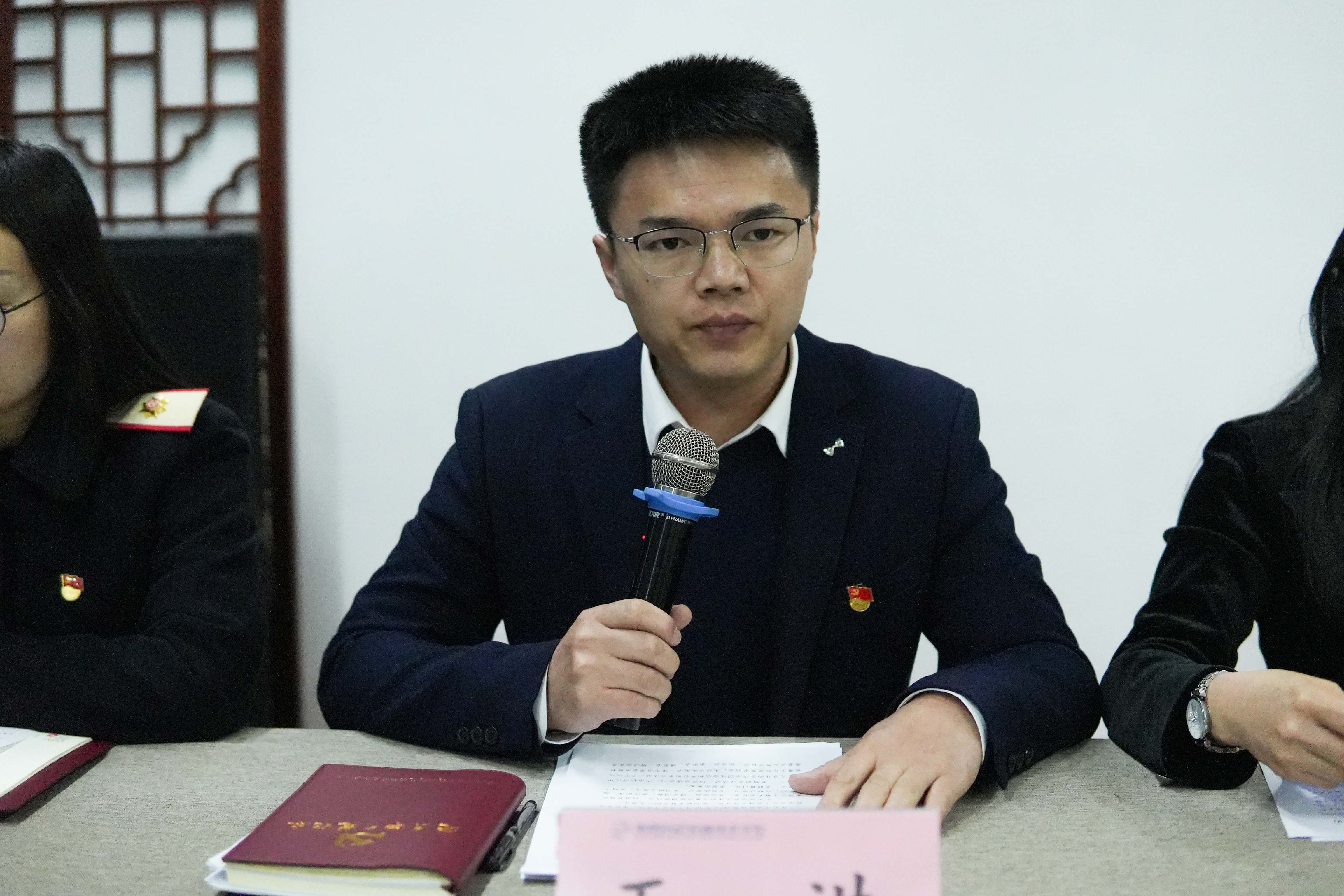 南昌向遠(yuǎn)軌道技術(shù)學(xué)校黨支部召開2024年度組織生活會和民主評議黨員大會