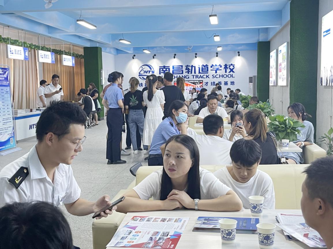 讀職校也精彩-南昌向遠(yuǎn)軌道技術(shù)學(xué)校2021秋新生報(bào)名火爆來(lái)襲！