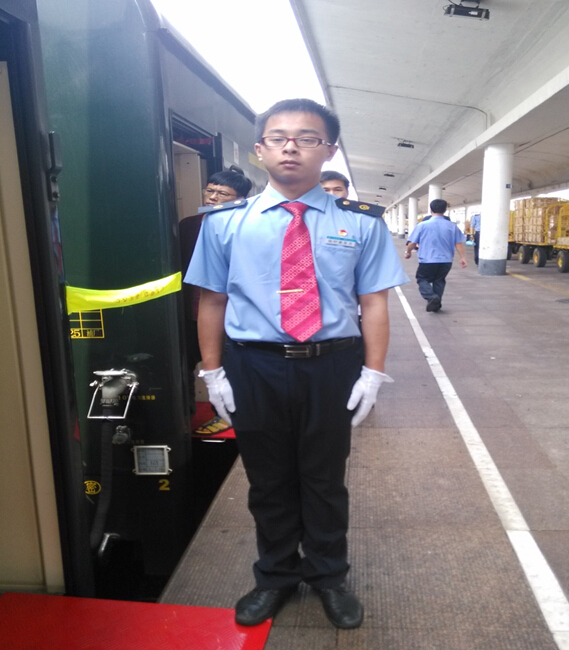 南昌向遠軌道技術學校學生參與深圳至烏魯木齊Z230旅客特快列車乘務工作