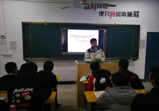 南昌向遠(yuǎn)軌道技術(shù)學(xué)校機(jī)車車輛工程系開展禁煙主題班會及承諾簽名活動(dòng)