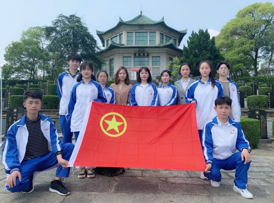 南昌向遠(yuǎn)軌道技術(shù)學(xué)校舉行“踏尋先輩足跡，堅(jiān)定理想信念”祭奠革命英烈系列活動(dòng)