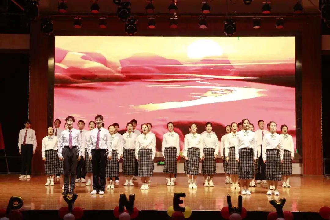 南昌向遠(yuǎn)軌道技術(shù)學(xué)校隆重舉行2021年社團展演暨2022年元旦晚會
